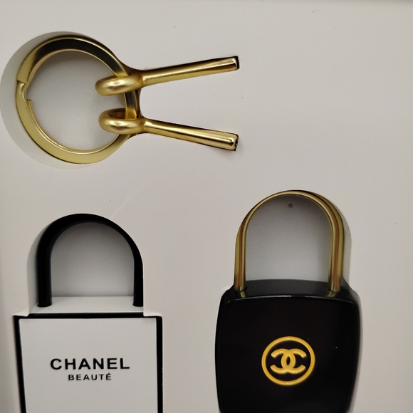 🔐🆕Chanel Lock And Key Set 1 Black & Gold & 1 White & Gold 2 Keys BNIB🔐 - Picture 4 of 6